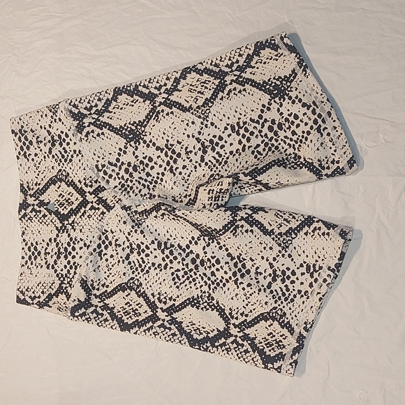 Balance Athletica biker skirts - Picture 3 of 5